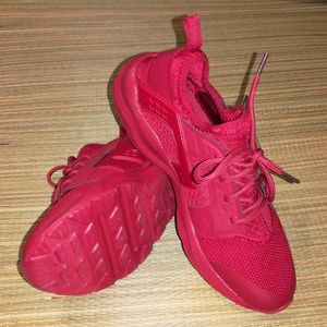 Women's athletic shoes Avia red size 6 NWT